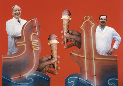 360022 Portret van Italo (links) en Carlo de Lorenzo van ijssalon Venezia te Utrecht.